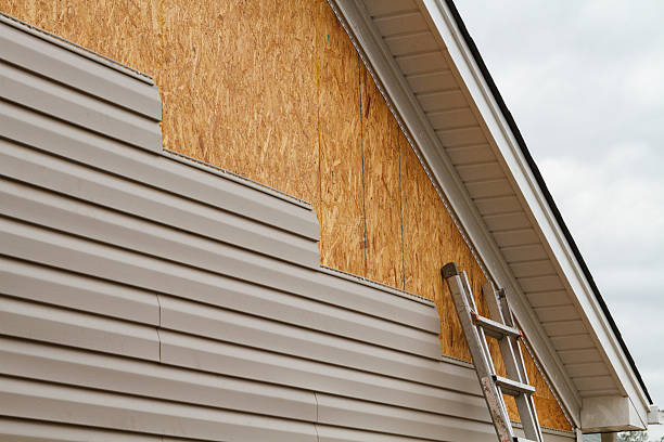 Professional Emergency Siding Repair technician working in Rohrersville, MD